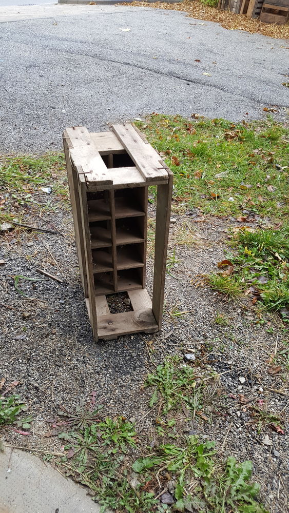 casier � bouteilles en bois vintage. 15 Veynes (05)