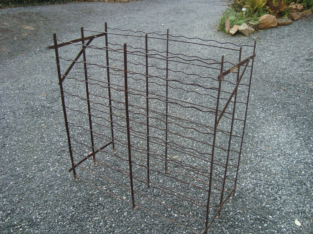 Casier en fer  � bouteilles
Double en longueur
et largeur
20 Villev�que (49)