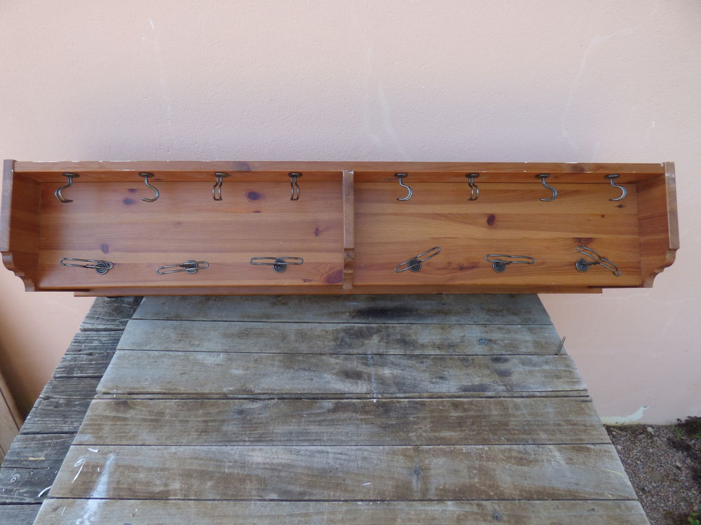 casiers porte-manteaux en bois et crochets m�tal 35 Saint-R�my (71)