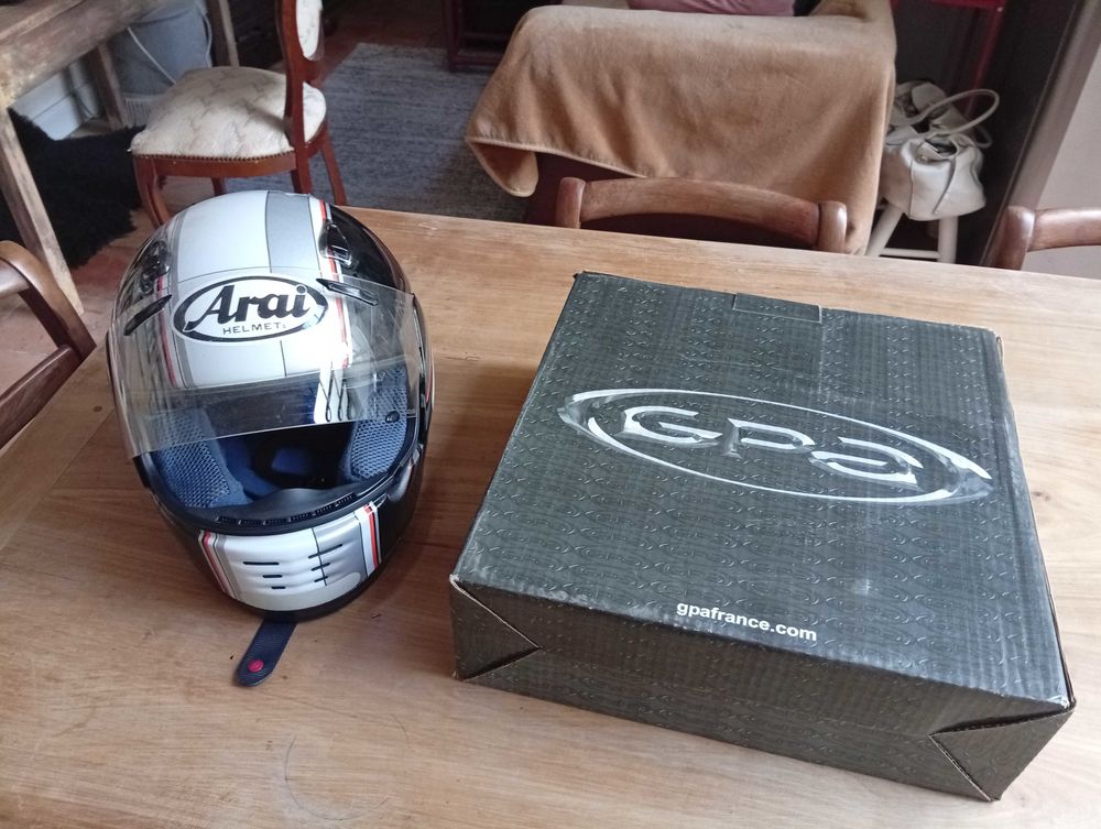 Casque moto Arai et bottes moto Gpa 290 Paris 19 (75)