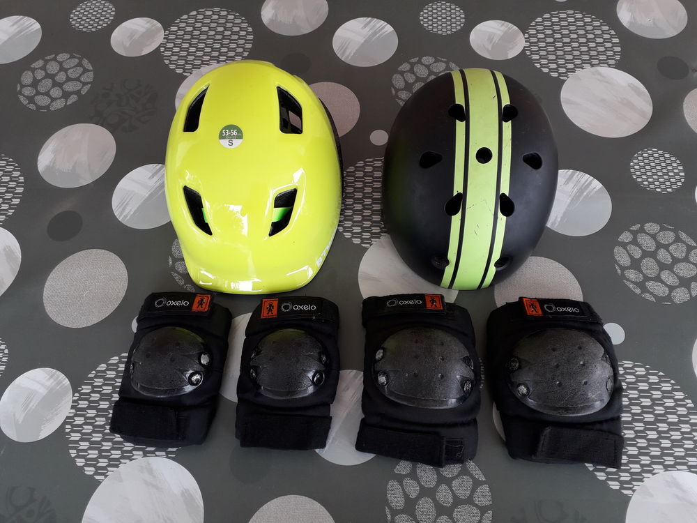 Lot de 2 casques B-Twin S + protections basic Oxelo. 5 Quinssaines (03)