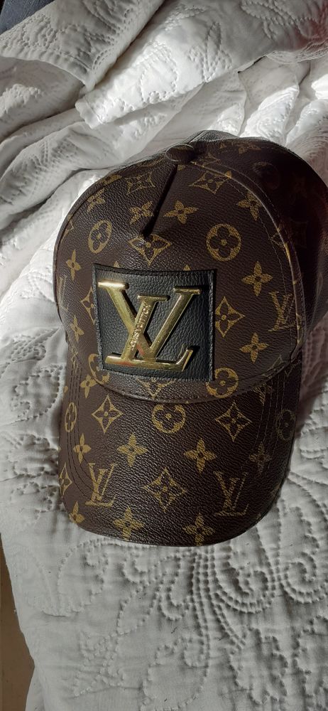 Casquette femme en cuir Vuitton 250 Nice (06)