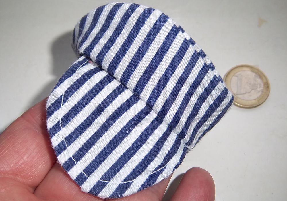 Casquette ray� blanche et bleue poup�e 1 Colombier-Fontaine (25)