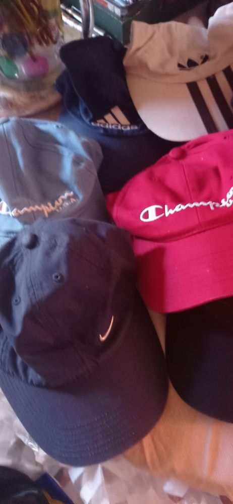lot casquette de toute marque 25 Pantin (93)