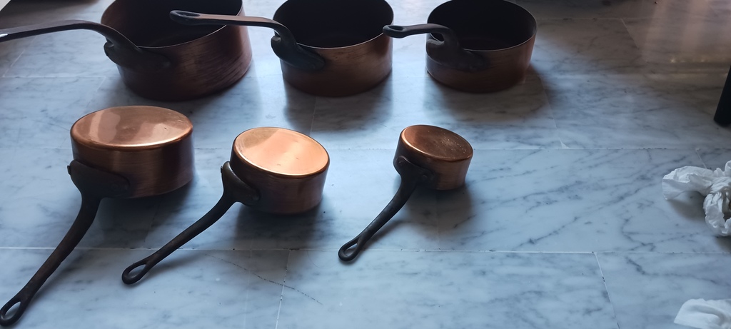 Casseroles en cuivre avec poign�es noires 39 Antibes (06)