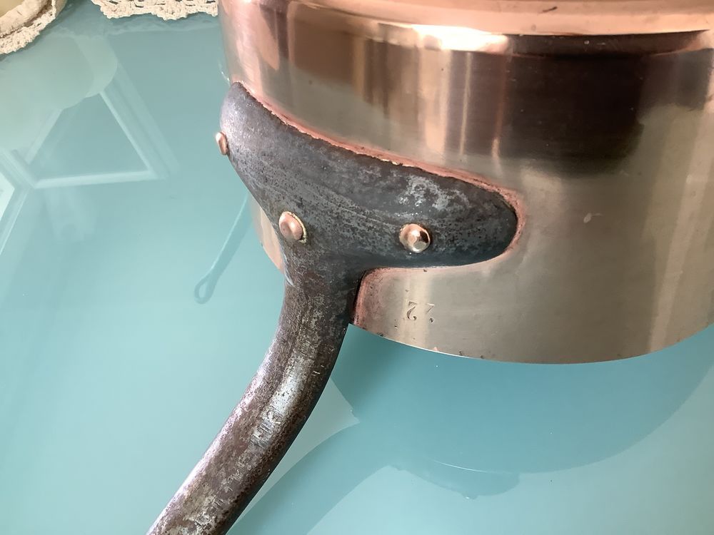 Lot de casseroles en cuivre avec barre en fer forg�. 50 Saint-Froult (17)