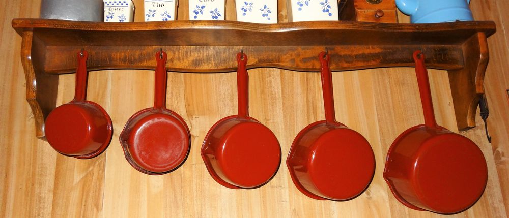 Casseroles �maill�es bordeaux et �tag�re
45 Varennes-Vauzelles (58)