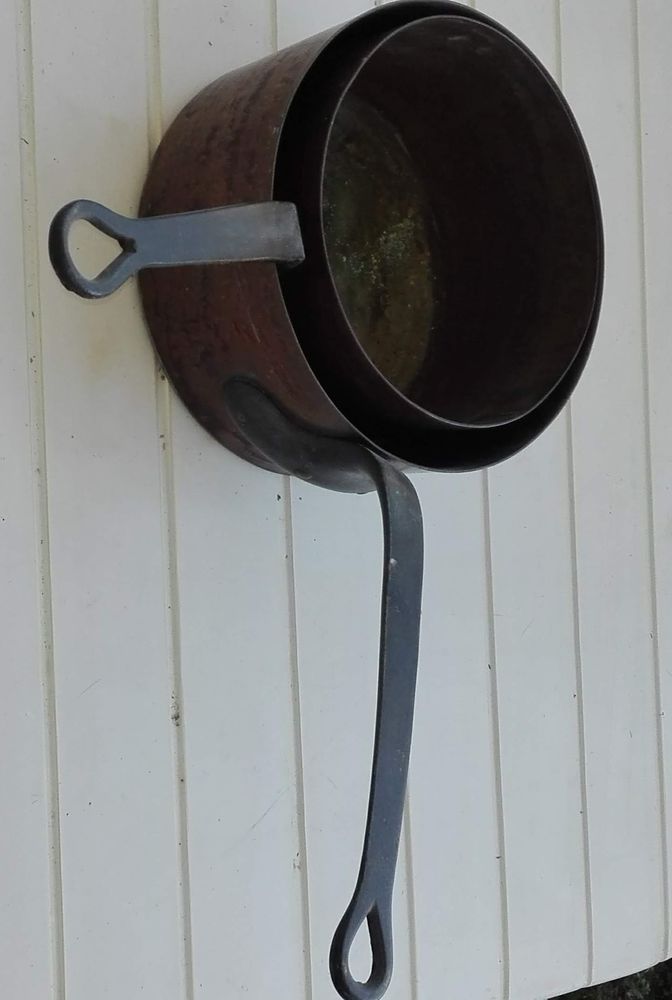 Casseroles de p�tisserie. Ann�e env 1945.cuivre ros�. 35 B�g�-la-Ville (01)