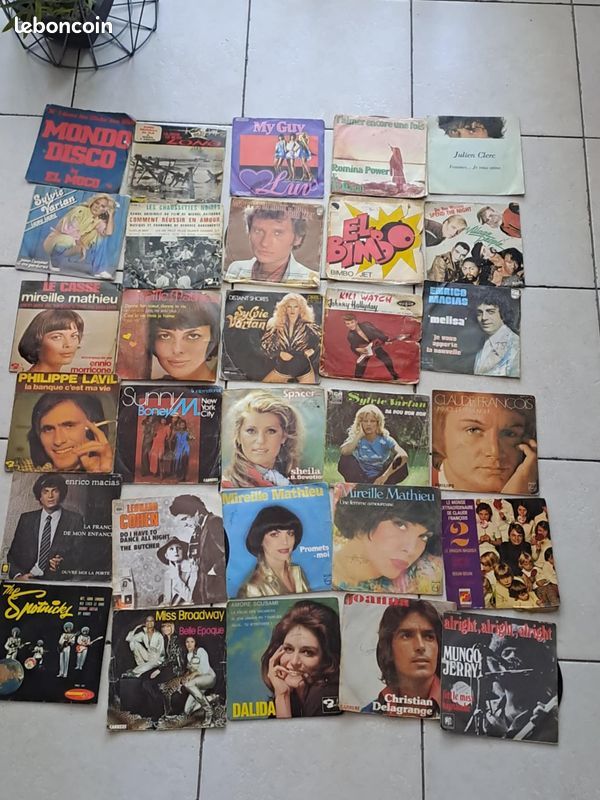 61 cassettes audio et 163 disques 45 T vinyle  et 6 livres 80 La Ciotat (13)
