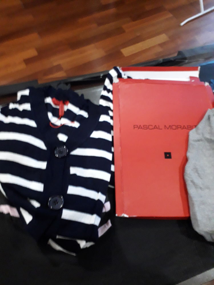 Cause boutique ferm�e lot de v�tements avec objet 100 Livry-Gargan (93)