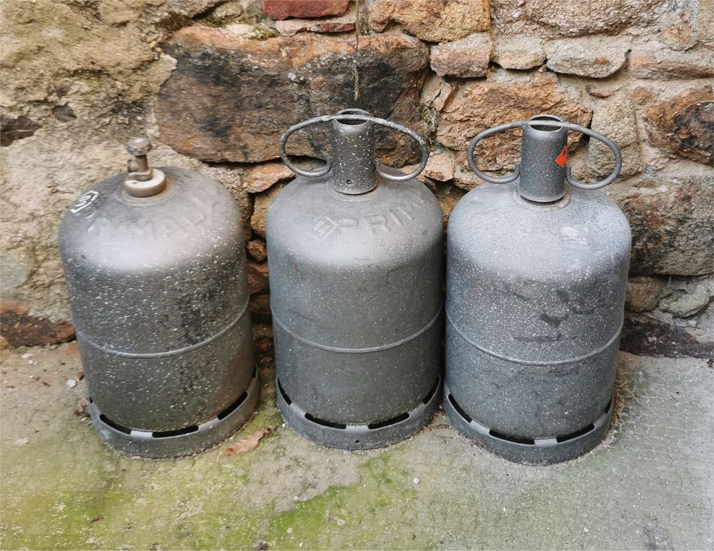 Cause vide maison trois bouteille de gaz butane 13 k 0 Artonne (63)