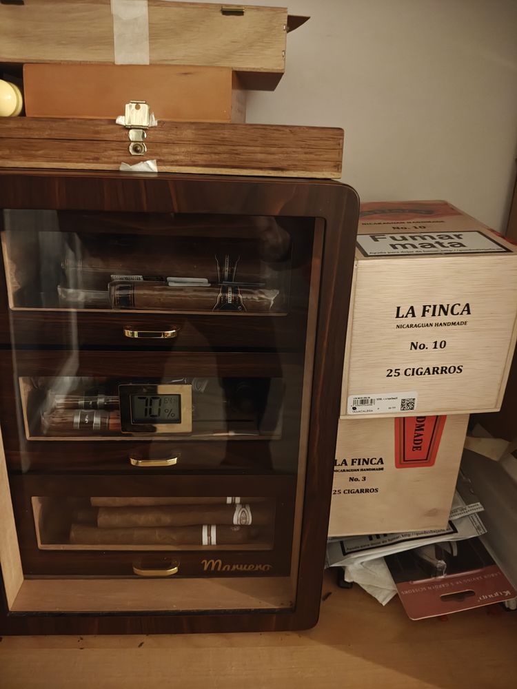 Cave � cigares : uniquement son contenu. 45 Paris (75)