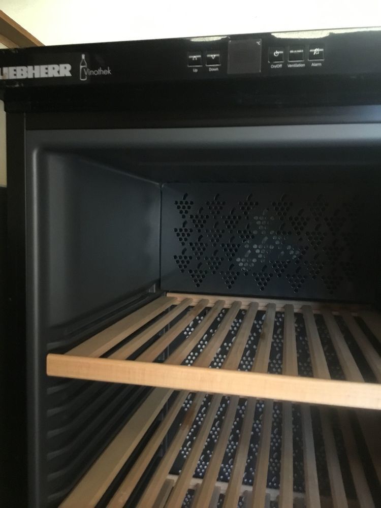 CAVE A VIN : marque LIEBHERR Vinotech Noir mat 200 bouteilles Clayettes bois 450 C�ret (66)