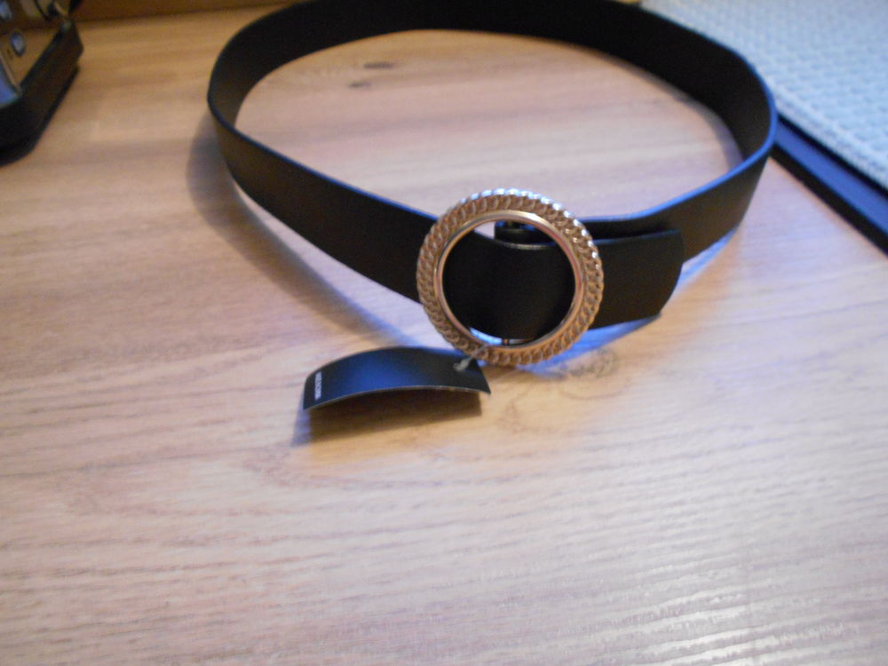 Ceinture noire avec boucle dor�e, neuve, Shein 3 Retiers (35)