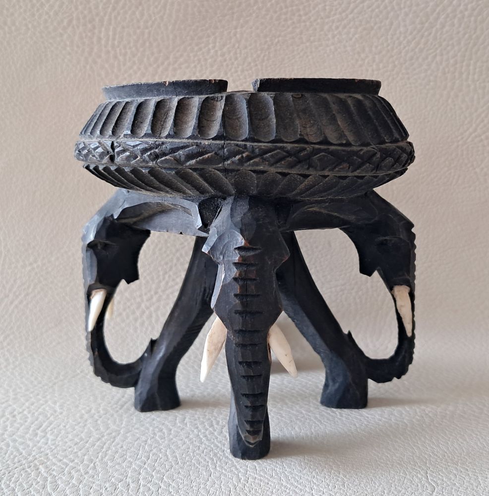 cendrier africain en bois d'�b�ne reposant sur 4 �l�phants 25 Carnon Plage (34)