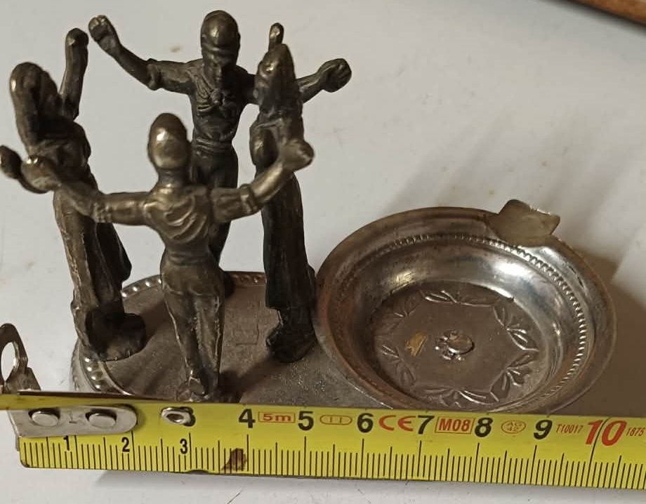 Cendrier ancien avec figurine 15 Chevillon (52)