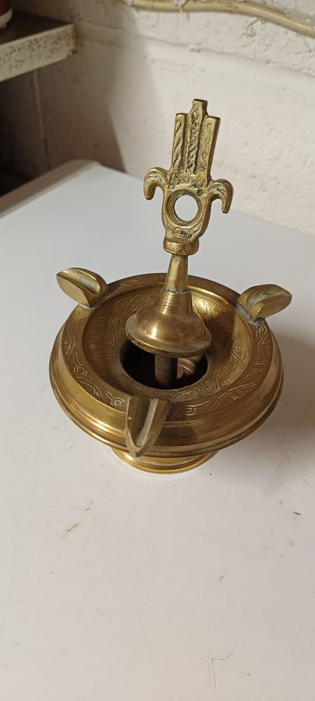 Cendrier cuivre jaune avec �touffoir et main Fatma 29 Rachecourt-sur-Marne (52)