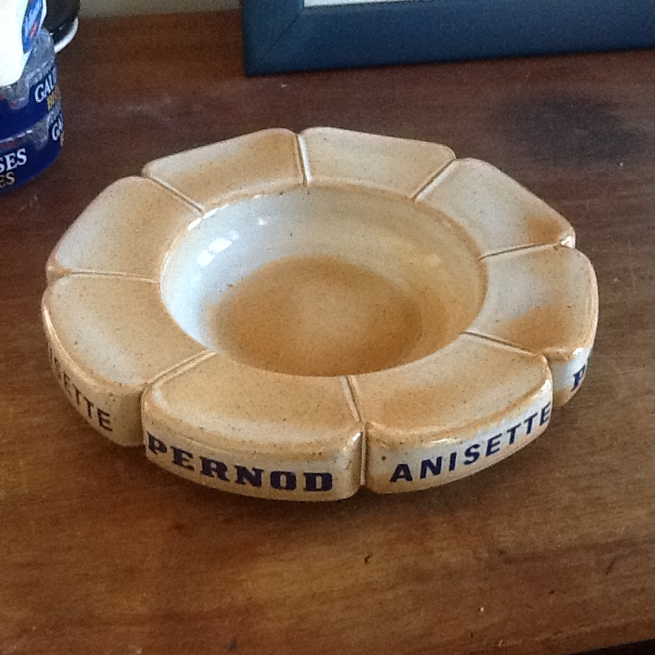 Cendrier publicitaire Anisette Pernod Gr�s Marguerite 22 Mouxy (73)