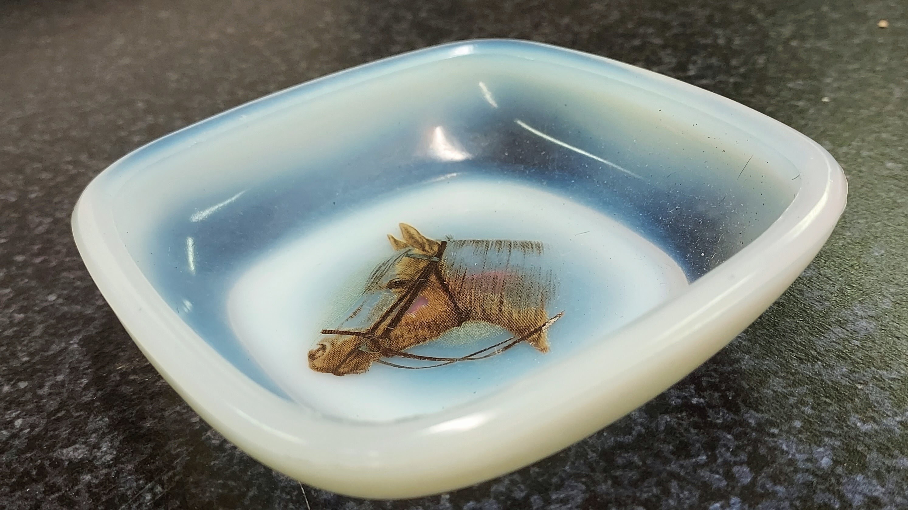 Cendrier ou ramequin en verre motif cheval 8 Montigny-aux-Amognes (58)