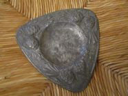 CENDRIER TRIANGULAIRE AVEC POMMES DE PAIN EN ETAIN 18 M�rignies (59)