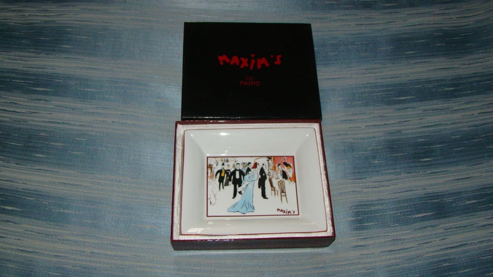 Cendrier / Vide-poche en porcelaine   Maxim's de Paris   
40 Gargenville (78)