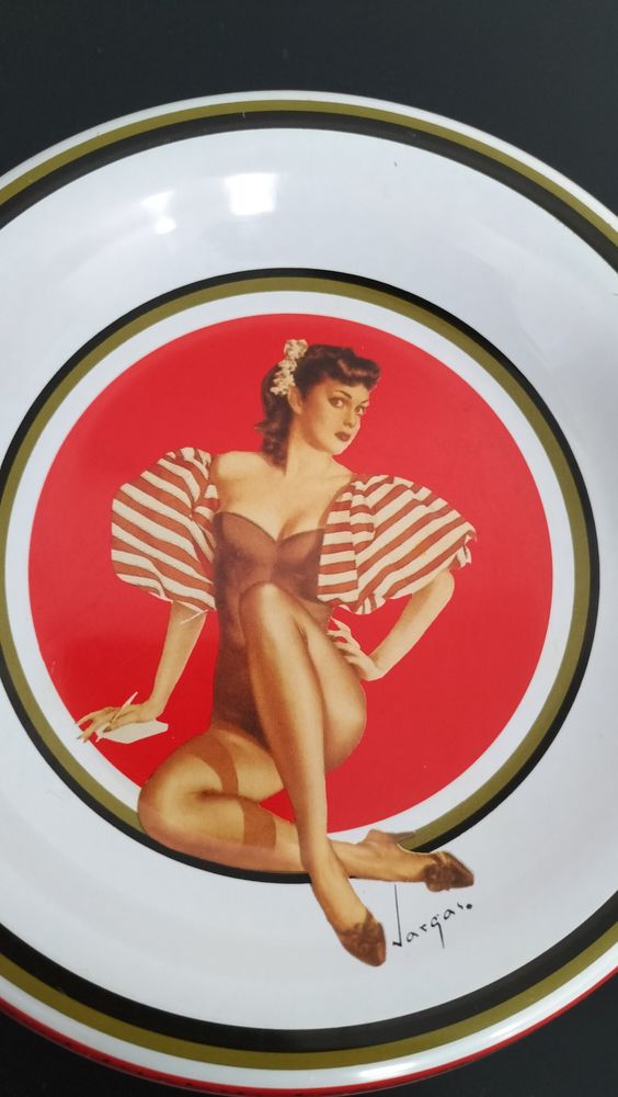 Cendrier vintage avec pin-up. 5 Brest (29)