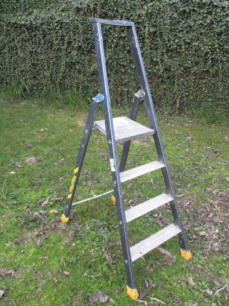 CENTAURE Escabeau 4 marches 90 Cagnes-sur-Mer (06)