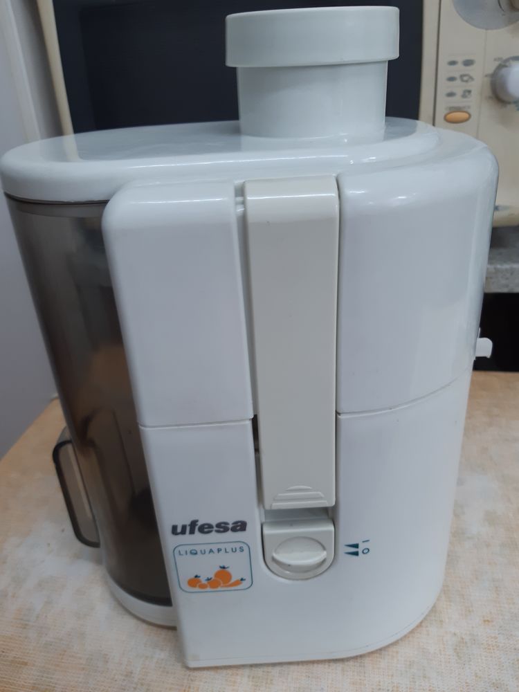   UNE CENTRIFUSEUSE 27 Paris 20 (75)