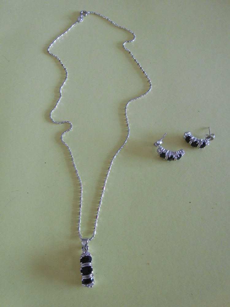 CHAINE ARGENTEE AVEC PENDENTIF 8 Dijon (21)