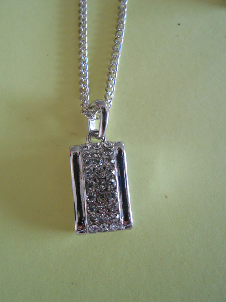 CHAINE ARGENTEE AVEC PENDENTIF 5 Dijon (21)