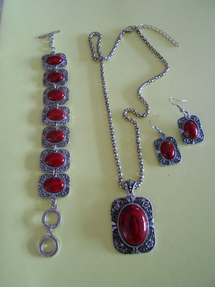 CHAINE ARGENTEE ET PENDENTIF ROUGE 10 Dijon (21)