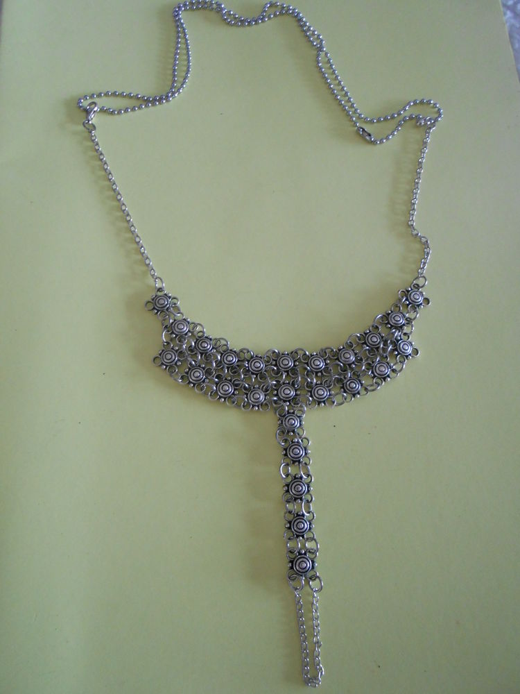 CHAINE AVEC PARURE
8 Dijon (21)