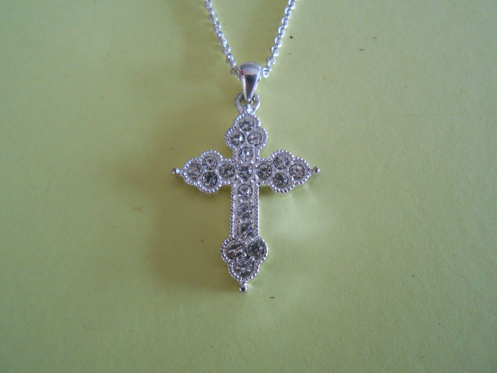 CHAINE FINE ARGENTEE ET PENDENTIF 8 Dijon (21)