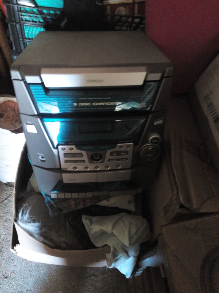  une chaine hifi 40 La Brosse-Montceaux (77)