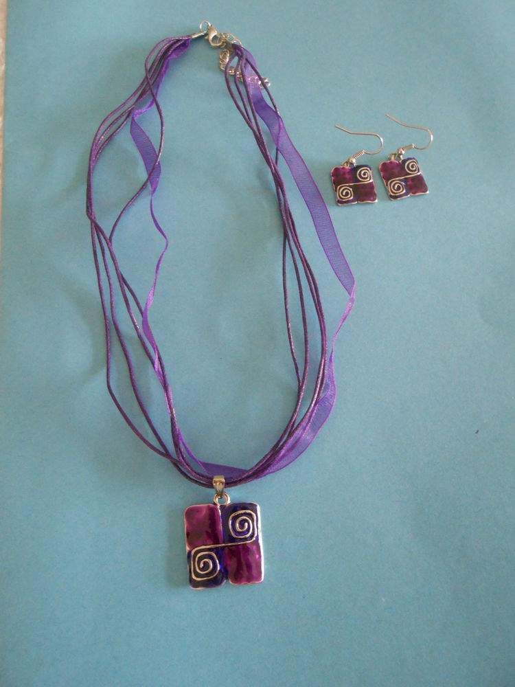 cha�ne en lacets noirs et rubans mauve avec pendentif 
6 Dijon (21)