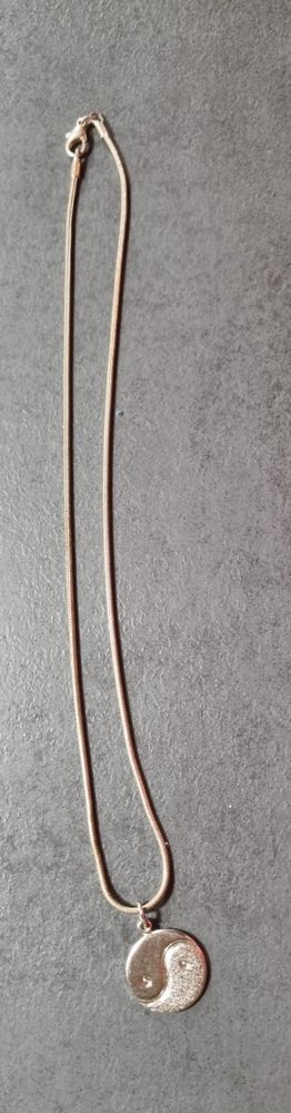 Une cha�ne et son pendentif yin yang. Fantaisie 10 Oullins (69)