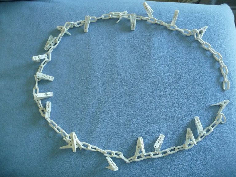 Chaine en plastique avec pinces pour accrocher jouets & pelu 10 Celles-sur-Belle (79)