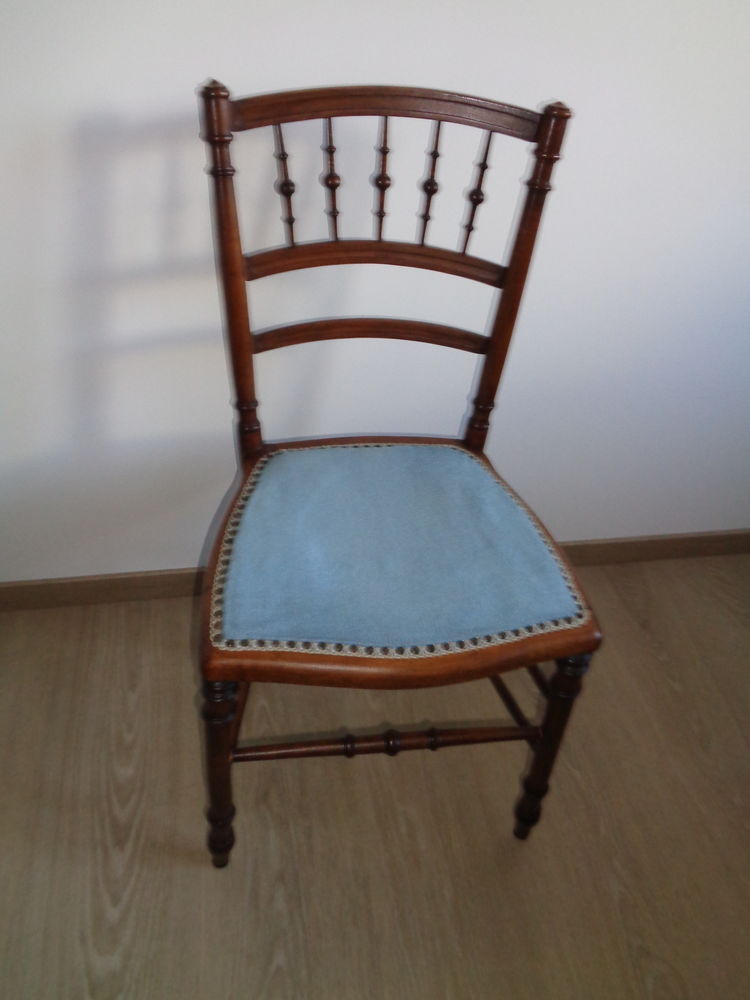 Chaise ancienne en bois recouverte en tissu bleu 10 Mondeville (14)