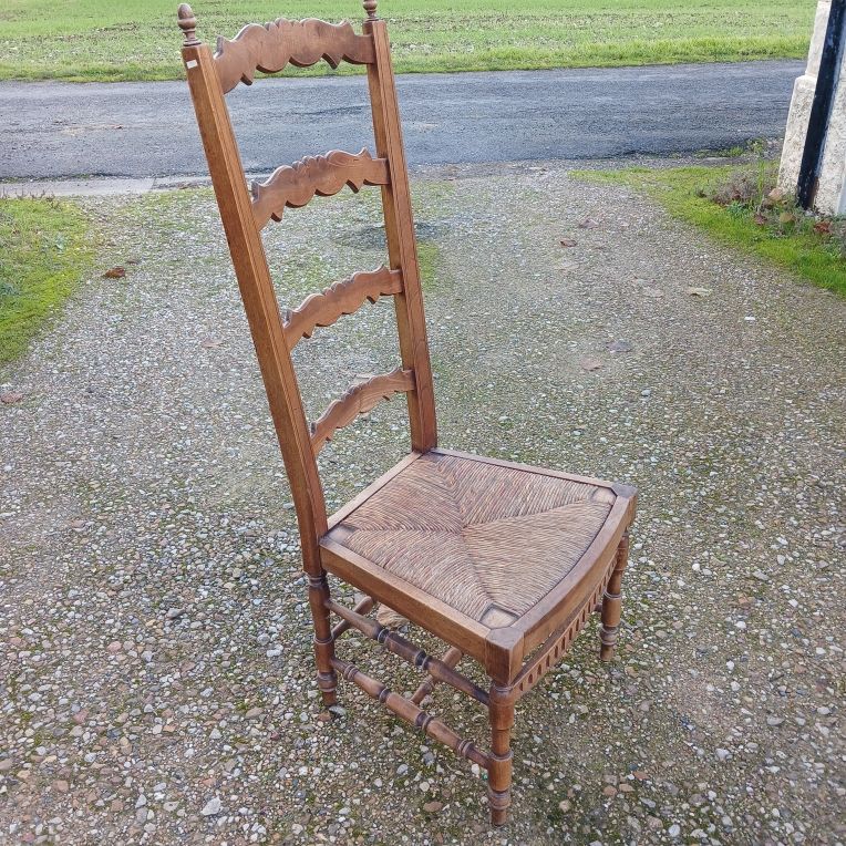 chaise ancienne de nourrice 
45 Vendeuvre-du-Poitou (86)