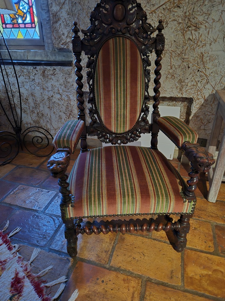 Chaise Ancienne Sculpt�e en Bois avec Tissu Ray� 500 Roquebrune-sur-Argens (83)