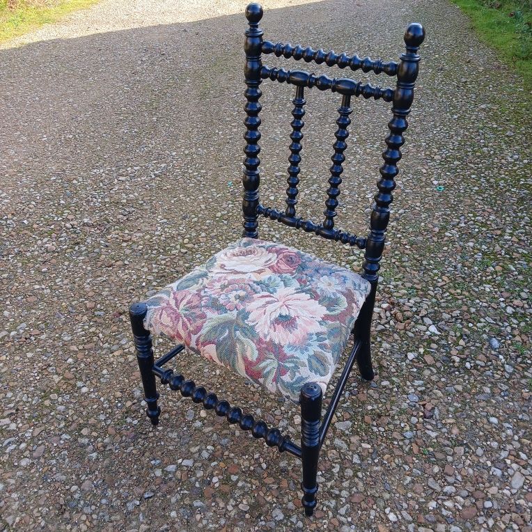 chaise basse ancienne 45 Vendeuvre-du-Poitou (86)