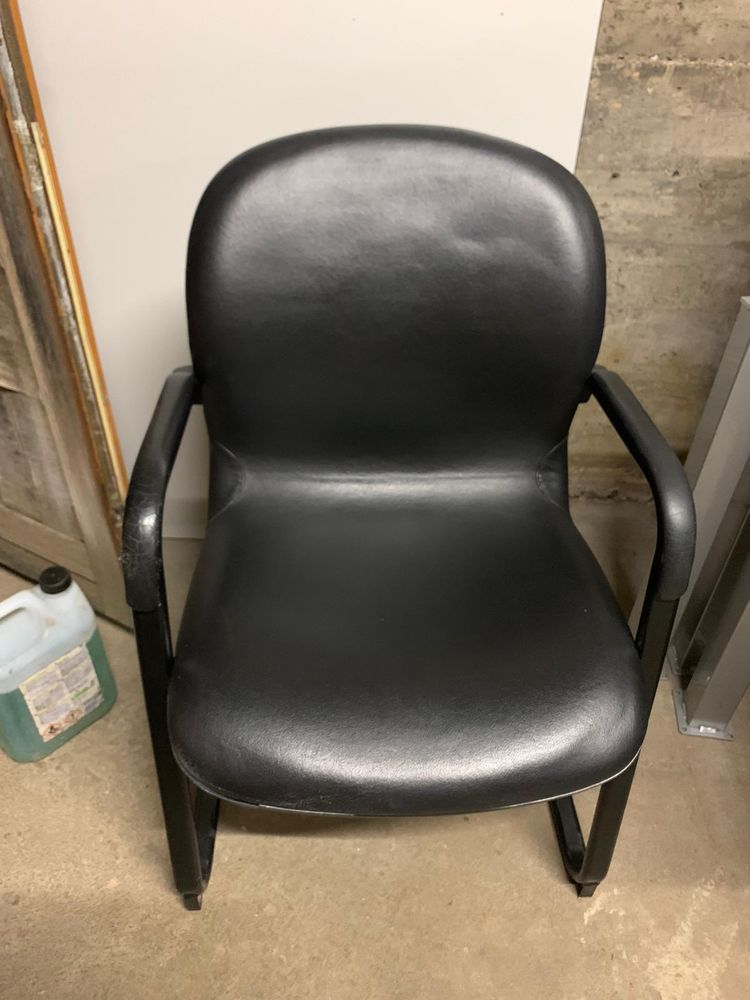 Chaise basse noire en cuir 45 Rouen (76)