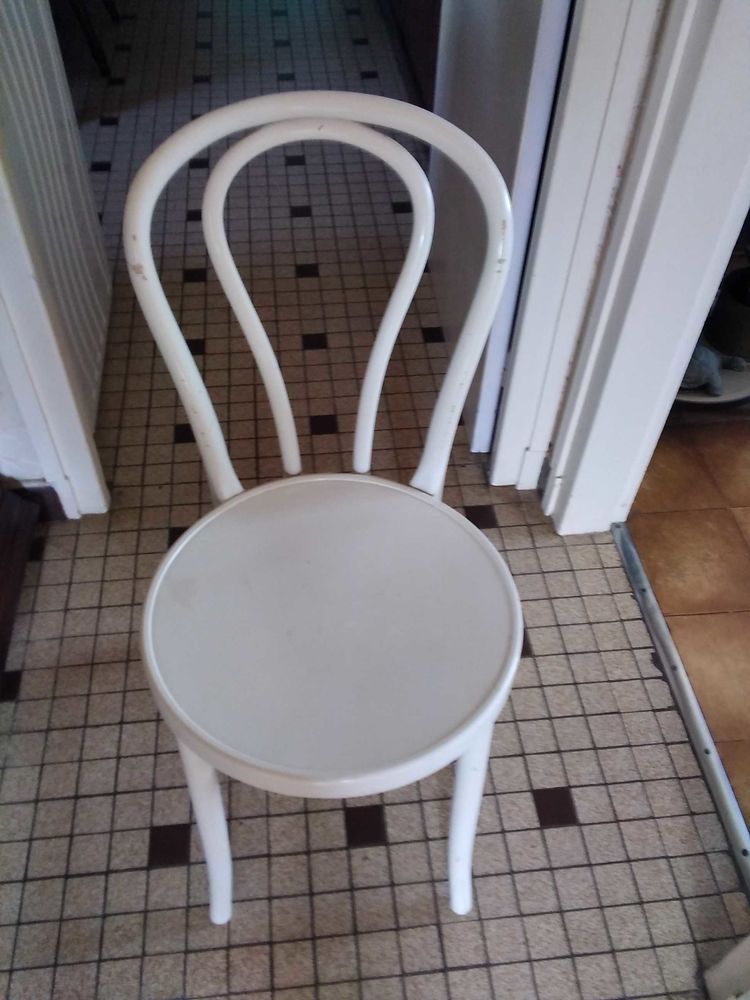 une chaise blanche en bois 5 Sedan (08)