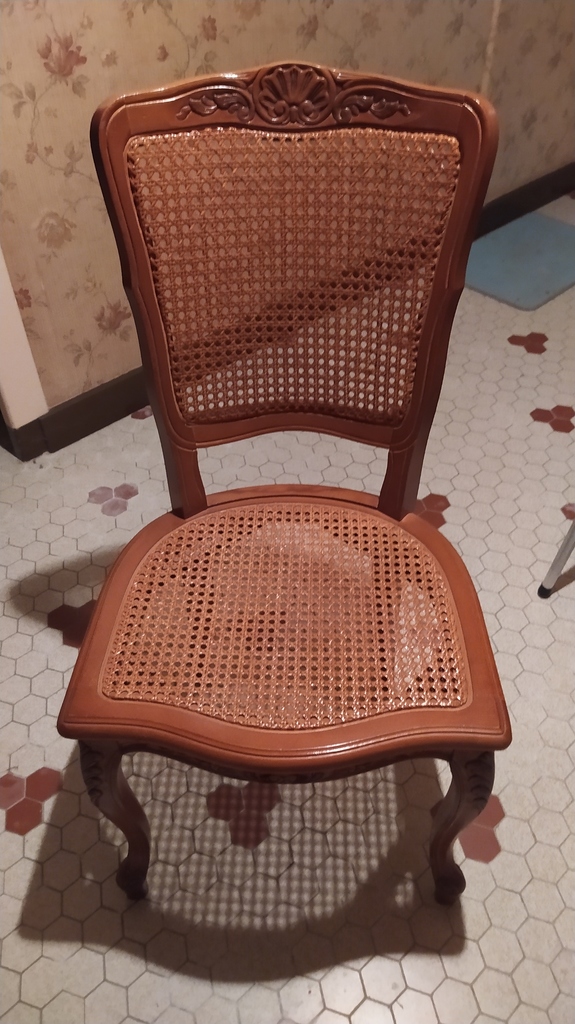 Chaise en bois avec cannage et d�tails sculpt�s. 
50 St Lambert Des Levees (49)