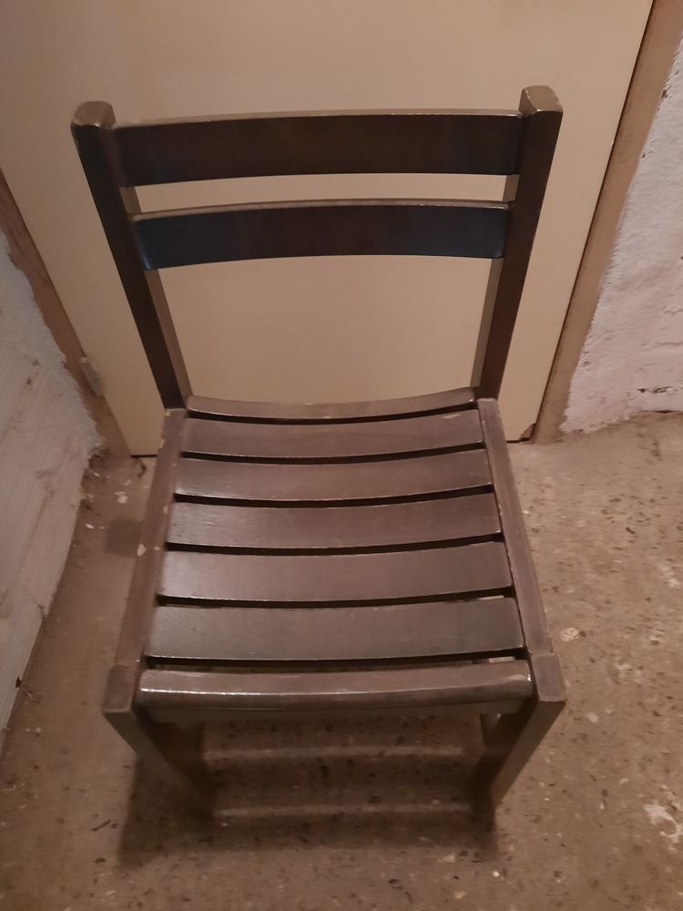 chaise en bois de couleur verte et marron
55 Asni�res-sur-Seine (92)