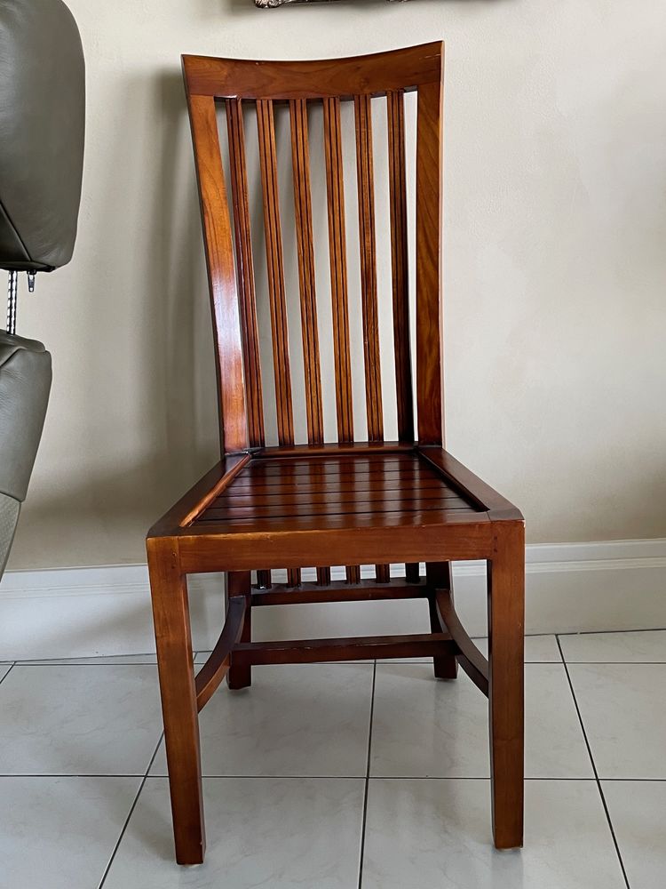 Chaise en bois haut dossier, tr�s confortable. 70 Saint-Malo (35)