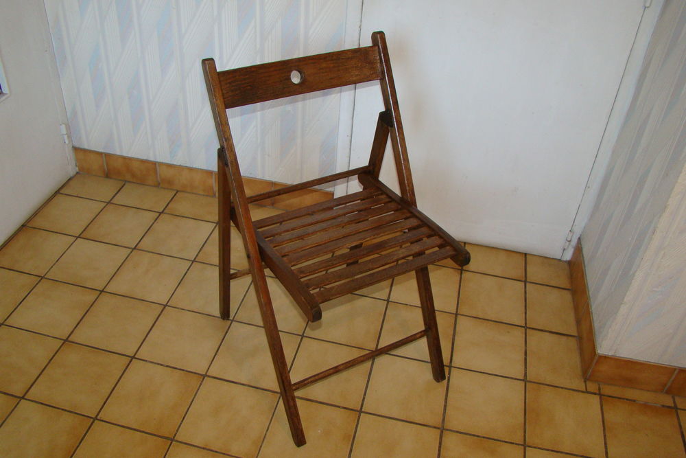 Chaise en bois pliante 
15 Gargenville (78)