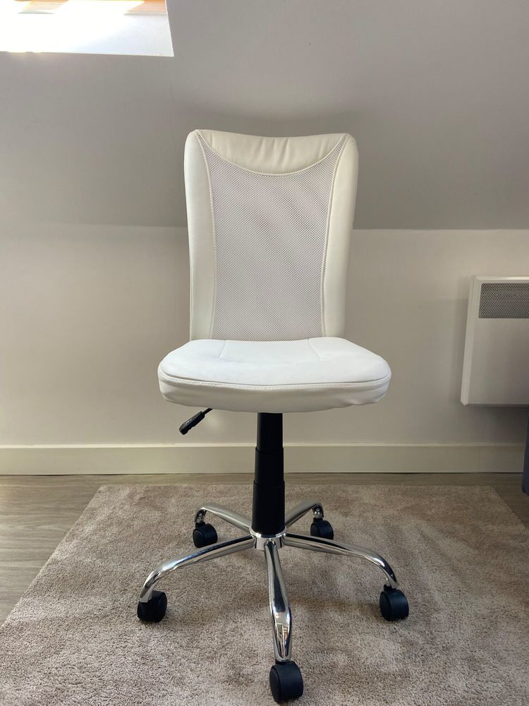Chaise de bureau blanche avec roulettes ? bon �tat 15 Lille (59)