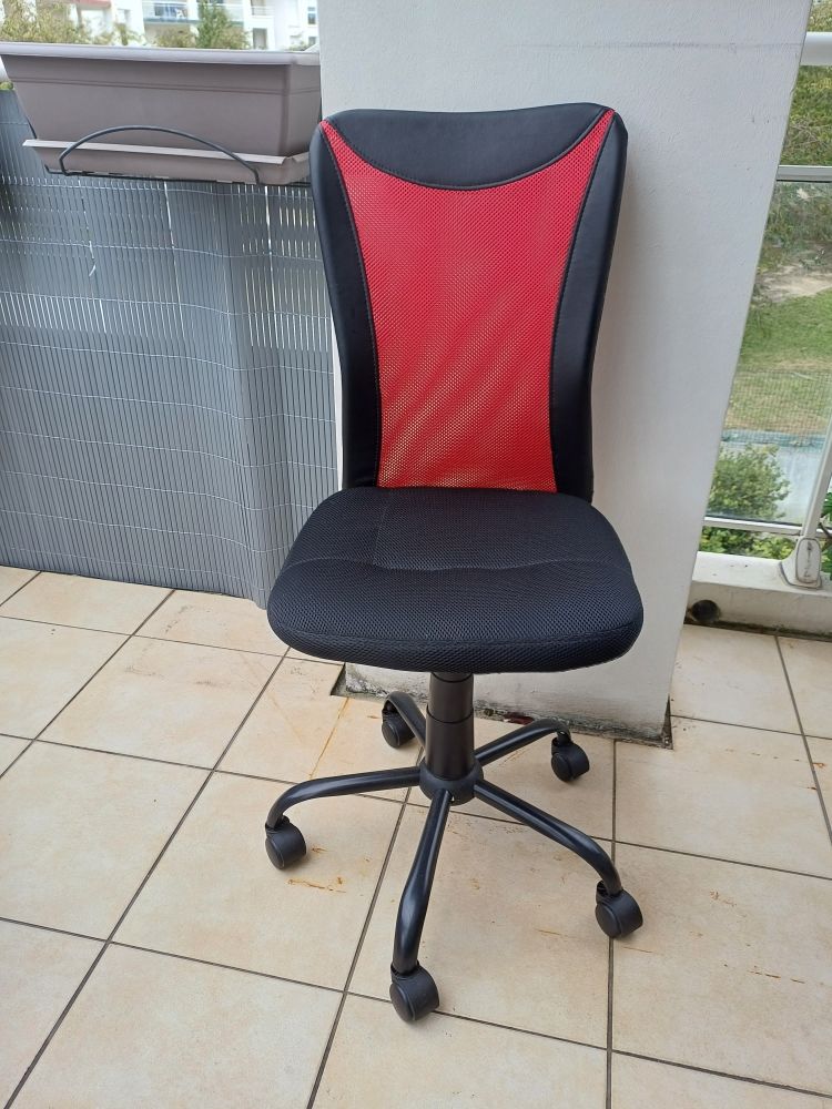 chaise de bureau �tat neuf a servie 3 mois seulement pour cause de d�m�nagement . 40 Anglet (64)