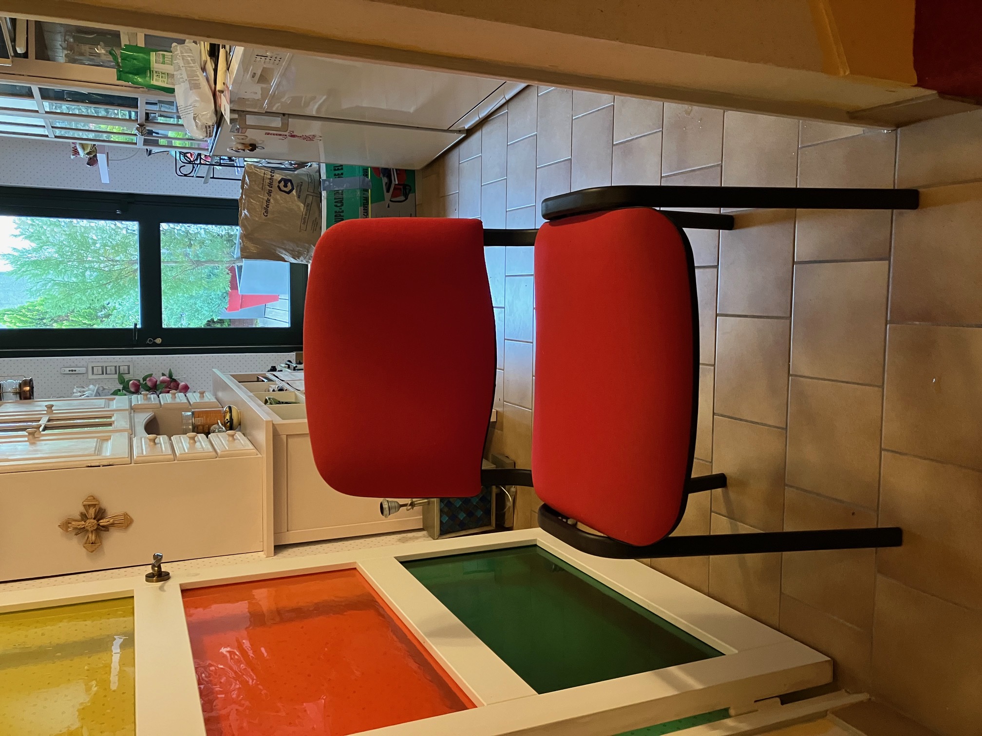 chaise de bureau etat neuf en tissu rouge 
armature en metal 60 Chartres (28)